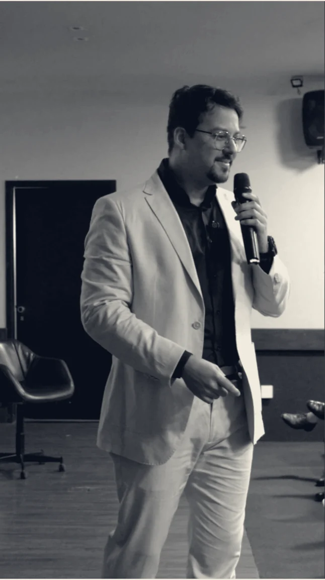 Anderson Caruso conduzindo formação executiva